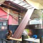 Akibat angin kencang atap seng cafe melati jatuh dan hampir mengenai pengunjung. 