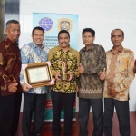 Wabup Moh. Qosim bersama Kadishub Andhy Hendro Wijaya dan pejabat Dishub usai menerima WTN 2016. foto: SYUHUD/ BANGSAONLINE