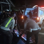 Petugas saat mengevakuasi korban tewas akibat tabrak lari di Jl. Raya Pamekasan- Sumenep