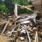 Kondisi Rumah Kakek Suwiyanto roboh diterjang banjir. (foto: AAN AMRULLOH/ BANGSAONLINE)