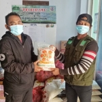 FRPB Pamekasan saat menyerahkan bantuan ke Pos Bersama FPRB di Lumajang.