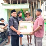 Kanit Jatanras Polres Tuban, Ipda Muh Rudi saat menyerahkan bantuan keramik dan semen secara simbolis kepada Takmir Mushola Al Ikhlas.