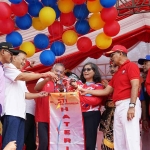 Pj Wali Kota Kediri, Zanariah, saat ikut melepas balon ke udara. Foto: Ist