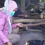 Salah seorang warga Songgokerto saat merebus air di ceret ireng untuk membuat kopi.