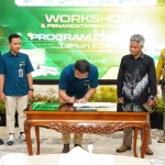 Direktur Keuangan dan Umum Petrokimia Gresik, Robby Setiabudi Madjid teken MoU perluas program Makmur. Foto: Ist.