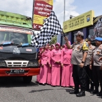 Kapolda Jatim saat memberangkatkan truk berisi bantuan bagi korban tunami Banten.