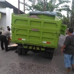 Truk yang dikendarai korban diamankan polisi.