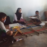 Salah satu guru yang sedang mengajar di rumah muridnya. foto: TRIWI YOGA/ BANGSAONLINE