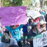 Aksi demontrasi warga di depan Gedung Pemerintahan Kabupaten Jombang. foto: rony suhartomo/ BANGSAONLINE