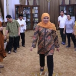 Buddhist Theravada Indonesia (KBTI) diterima audiensi oleh Gubernur Jawa Timur Khofifah Indar Parawansa di Gedung Negara Grahadi Surabaya, Jumat (10/5) malam. foto: ist.