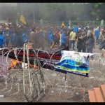 Ratusan mahasiswa yang tergabung dalam PMII saat menggelar aksi unjuk rasa di depan Gedung DPRD Jatim. 