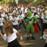 Ratusan warga Sidoarjo yang tergabung dalam komunitas Sidoarjo Super melakukan flashmob dengan iringan lagu Sidoarjo Super.