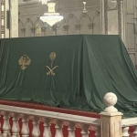 Kotak tertutup kain hijau hadiah dari Arab Saudi, yang membuat warga Suriah penasaran.