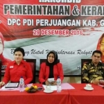 Ketua DPC PDIP, Ir. Hj. Siti Muafiyah (dua dari kanan) saat mendampingi Anggota FPDIP DPR RI, Nasirul Falah Amru. foto: SYUHUD/ BANGSAONLINE