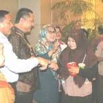 Wawali Surabaya Whisnu Sakti Buana di antara peserta nobar. (lan/BANGSAONLINE)