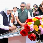 Gubernur Jatim, Khofifah Indar Parawansa saat penandatanganan peresmian IPA SPAM Mojolagres. (Ist)