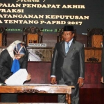 Bupati Tantri bersama pimpinan dewan saat penandatangan P-APBD 2017.