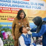 Pj Wali Kota Kediri, Zanariah, saat meninjau kegiatan imunisasi. Foto: Ist