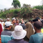 Komisi III DPRD Situbondo saat meninjau lokasi tambang yang merusak lahan warga di Desa Sumberanyar.
