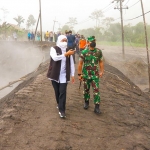 Gubernur Jatim Khofifah Indar Parawansa saat meninjau wilayah dampak erupsi Gunung Semeru di Lumajang, beberapa waktu lalu.