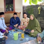 Hj. Nikmah Jamilah (Ning Mila) bersama Anggota Fraksi NasDem DPRD Kabupaten Pasuruan Eko Suryono, dan kepala desa setempat saat takziah ke rumah salah satu warga, beberapa waktu lalu. 