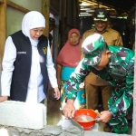 Gubernur Khofifah saat meninjau pelaksanaan program rutilahu atau rumah tinggal layak huni bagi masyarakat kurang mampu di Pacitan.