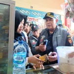 Bupati Mojokerto, Ikfina Fahmawati, saat memimpin operasi rokok ilegal di Pasar Kedungmaling.