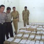 Petugas sedang mengecek kelengkapan naskah Unas. foto: rahmatullah/ BANGSAONLINE