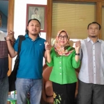 Ditto Arief, Hasan, dan Bunda Heri berjabatan tangan usai jumpa pers. foto: iwan i/ bangsaonline
