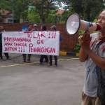 ORASI – Aksi aktivis pecinta alam (PA) menolak rencana proyek jalan Gunung Penanggungan, di Pendopo Pemkab Mojokerto, Kamis (12/2). Foto: yudi/BangsaOnline.com