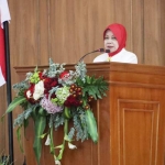 Bupati Kediri Haryanti Sutrisno saat memberikan pidato dalam pelantikan anggota DPRD Kabupaten Kediri.