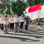 Para pecinta sepeda tua saat melaksanakan penghormatan kepada Sang Saka Merah Putih di kawasan SLG di Kecamatan Ngasem Kabupaten Kediri. foto: MUJI HARJITA/ BANGSAONLINE