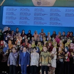 Para penerima Anugerah Adiwiyata Mandiri tingkat nasional berfoto bersama usai menerima penghargaan.