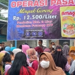 

Warga menyerrbu operasi pasar minyak goreng Rp 12.500 di Kabupaten Mojokerto.