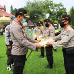 Kapolres Bangkalan AKBP Rama Samtama Putra memberikan penghargaan polsek yang berprestasi dalam mengantisipasi Covid-19.