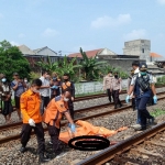 

Korban laka kereta api ketika dievakuasi dan olah TKP Polsek Tandes.
