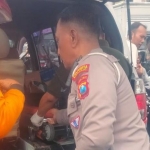 Petugas saat mengevakuasi korban laka di Simpang Lima Krian