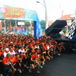 Gubernur Khofifah saat memberangkatkan Jatim Run for Heroes 2022.