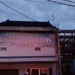 Kondisi Klinik Rawat Inap Almubarok di Jalan Raya Lebaniwaras Km 32, Desa Lebaniwaras, Kecamatan Wringinanom, hangus usai terbakar. Foto: SYUHUD/ BANGSAONLINE.com