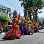 Peserta Jombang Culture Carnival 2024 tampil dengan berbagai kostum yang mengusung kesenian dan budaya asli Jombang. Foto: AAN AMRULLOH/ BANGSAONLINE