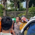 Kasatlantas Polrestabes Surabaya AKBP Arif Fazlulrrahman saat cekcok dengan massa aksi yang tak bisa tertib.