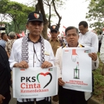 Ketua Umum DPW PKS Jatim Arif HS (dua dari kiri), memimpin aksi massa PKS di depan Konjen AS di Surabaya, jUMAT (8/12). Foto: DIDI ROSADI/BANGSAONLINE