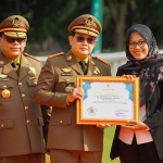 Perwakilan Petrokimia Gresik (kanan) saat menerima Platinum Award dari Pj Gubernur Jatim. Foto: Ist