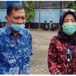 Dirut PDAM Giri Tirta Gresik, Siti Aminatus Zariyah (kanan) ketika memberikan keterangan pers. foto: SYUHUD/BANGSAONLINE