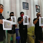 Lima Komisioner KPU Kota Blitar saat mendatangi Mapolres Blitar Kota. (foto: ist).