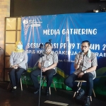 Kepala Cabang Surabaya Karimun Jawa BPJS Ketenagakerjaan, Muhyidin (dua dari kanan) bersama beberapa kepala cabang lainnya.