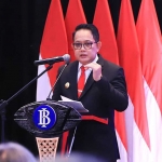 Pj. Gubernur Jawa Timur Adhy Karyono memberikan sambutann saat pengukuhan Erwin Gunawan Hutapea sebagai Kepala Perwakilan BI Jawa Timur.