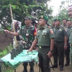 Pangdam V Brawijaya Mayor Jenderal TNI Kustanto Widiatmoko saat melihat lokasi longsor di Desa Banaran.