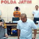 Kasubdit III Jatanras Ditreskrimum Polda Jatim AKBP Arbaridi Jumhur didampingi Kabidhumas Kombespol Dirmanto menunjukkan barang bukti dan tersangka
