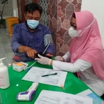 Ketua PWI Kediri, Bambang Iswahyoedhi, saat menjalani vaksinasi booster di RSUD Kilisuci, Kota Kediri. Foto: Ist